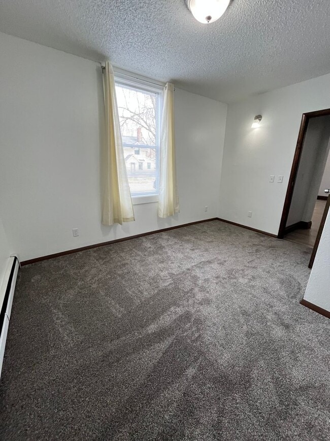 Building Photo - Newly Renovated Ground Floor 1 Bed Apartment!