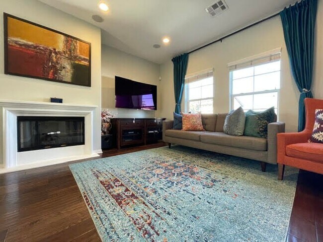 Building Photo - Rent Special - 2 weeks free rent!! 3 bedro...