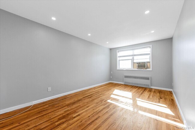 Building Photo - 638 E 84th St