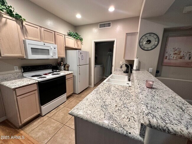 Building Photo - 9253 N Firebrick Dr