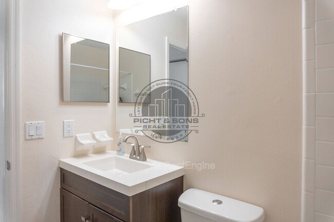 Building Photo - 3223 Albert Dr
