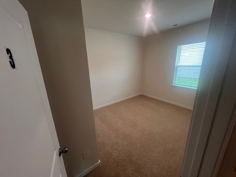 Building Photo - Room in House on Cramer Crk Dr