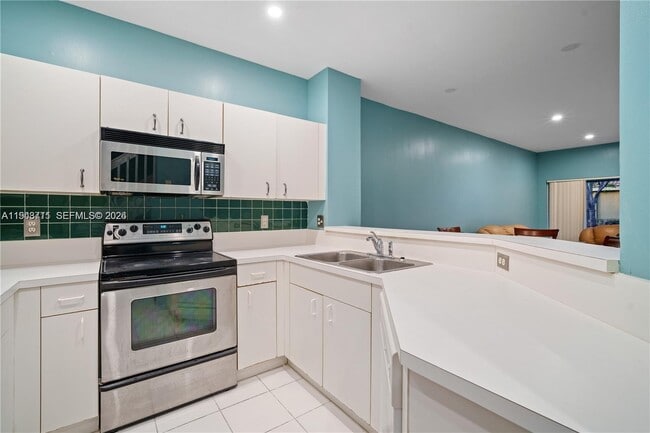 Building Photo - 12111 SW 5th Ct