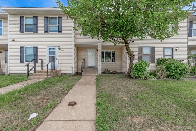 Building Photo - 253 Greenbrier Ave