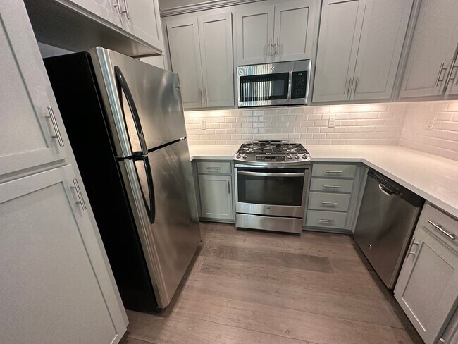 Building Photo - Charming 3 Bed / 2.5 Bath Home with Modern Upgrades
