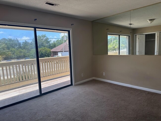 Building Photo - 401 Garden Dr