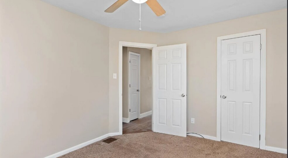 Building Photo - 5592 Raceview Ave