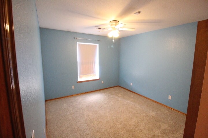 Building Photo - 620 Eastview Dr