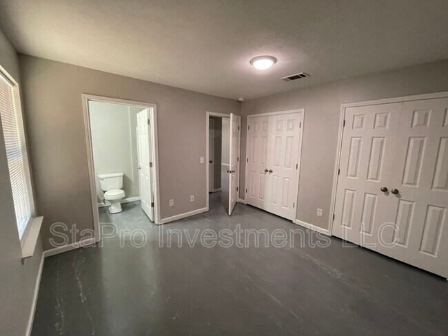 Building Photo - 158 Village Pl