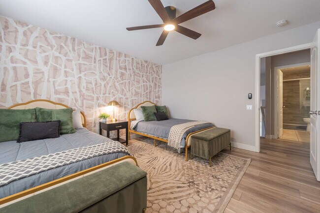 Building Photo - 5924 E Woodridge Dr