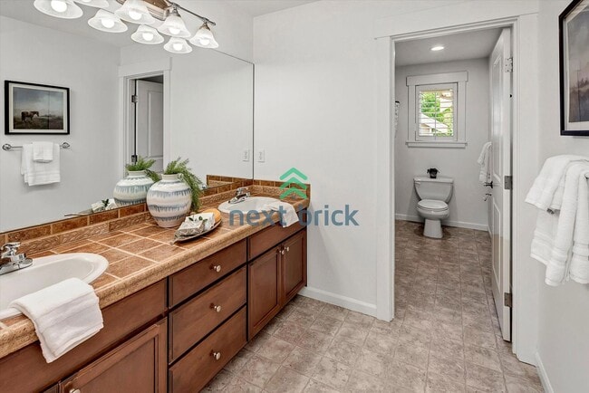 Building Photo - Spacious Home in Desirable Bellevue Neighb...