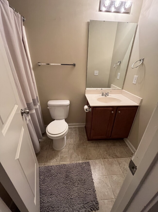 Building Photo - "Charming 2-Bedroom Townhouse Retreat with 2.5 Baths in Kernersville!"