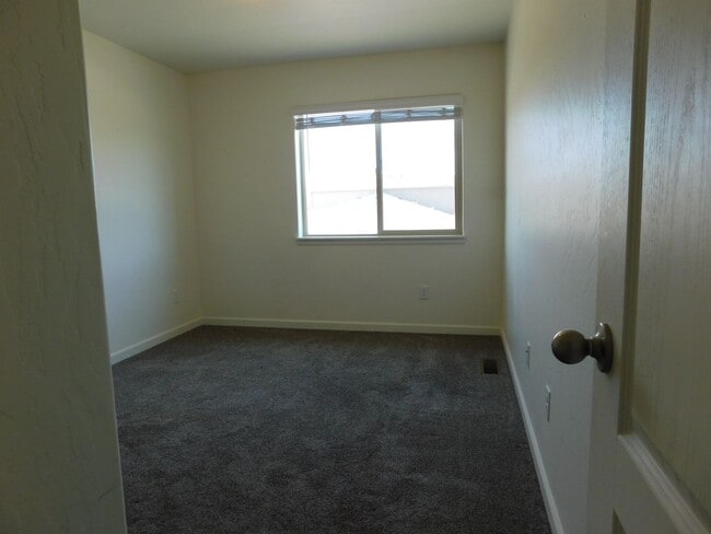 Building Photo - Newer Townhome Close to Shopping