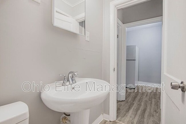 Building Photo - 987 Lilley Ave