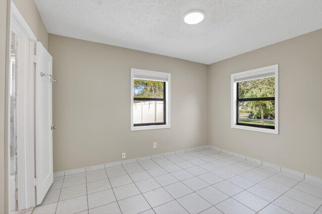 Building Photo - 3940 NW 5th Ave