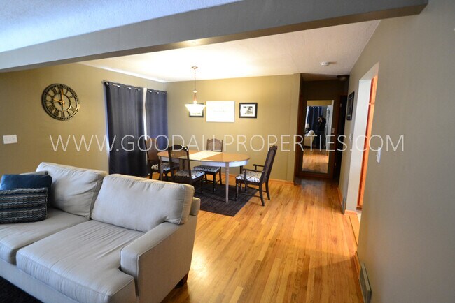 Building Photo - 3 Bedroom 2 bath Ranch home in Urbandale with a fenced in yard