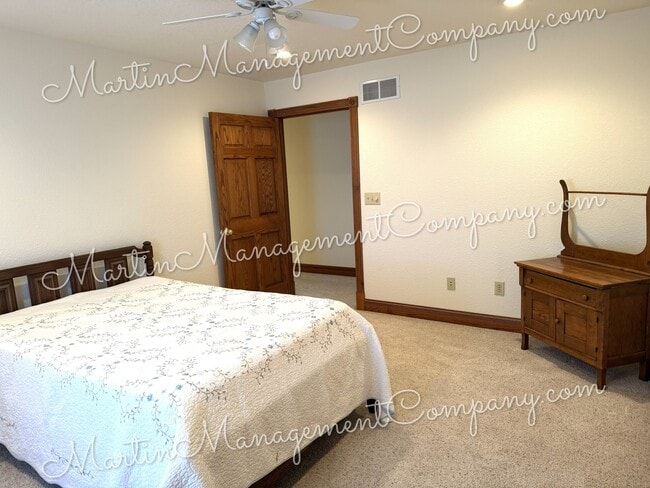 Building Photo - 700 Locust Ave