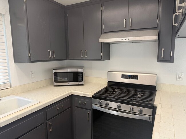 Building Photo - Two Story home - Three bedrooms, 2.5 baths near school and shopping