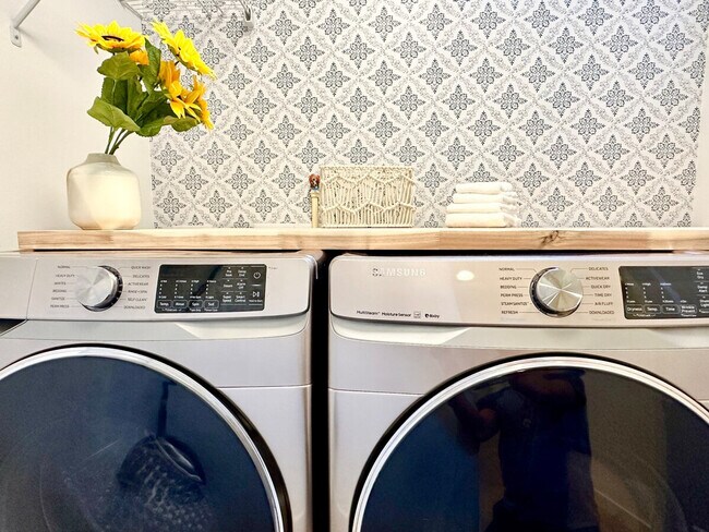 Building Photo - 700 Broadway E