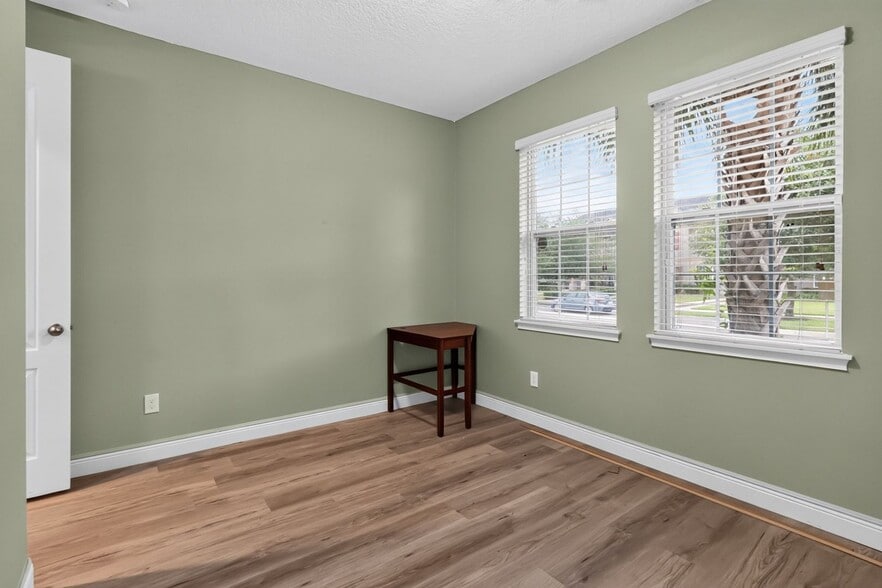 Building Photo - 6536 Calamondin Dr