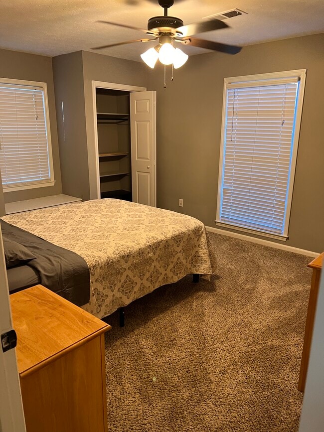 Building Photo - CASTLEWOOD Single Room