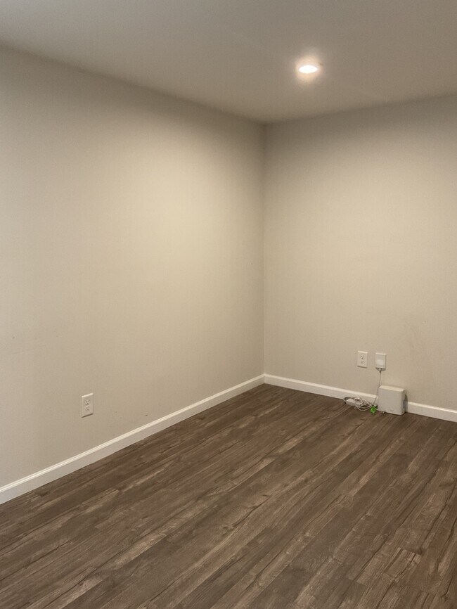 Building Photo - 3 bed, 2.5 bath end unit townhome!