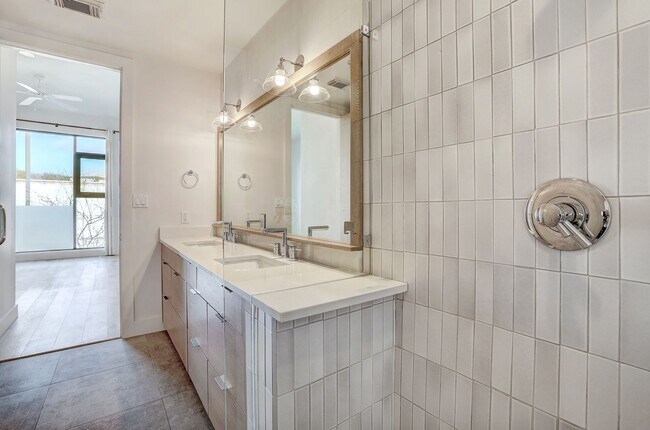 Building Photo - Gorgeous Contemporary 2/2 Condo in 78704