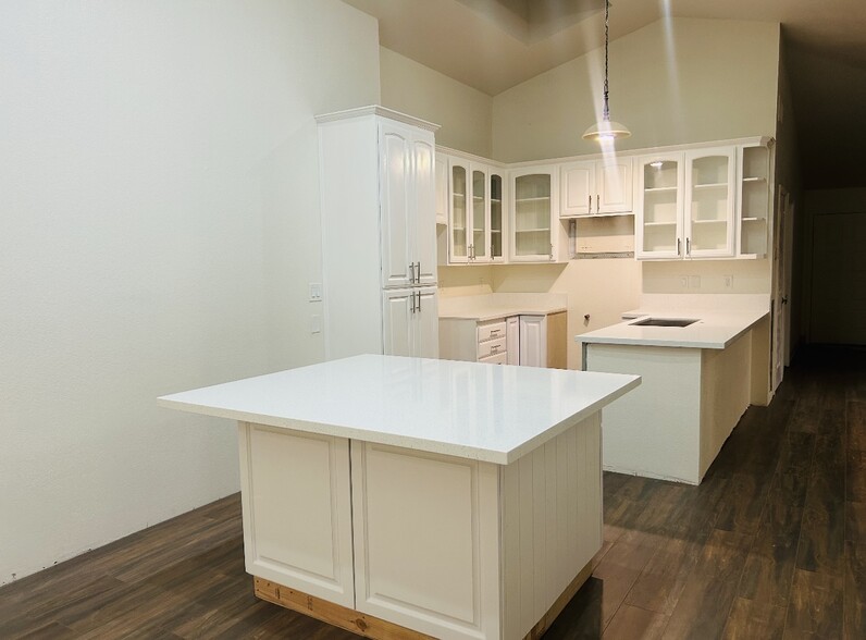 Building Photo - 2034 Riverbirch Dr