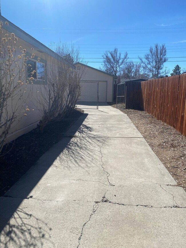 Building Photo - Sweet 4 bd, 2 bath, 2+car garage near MidTown