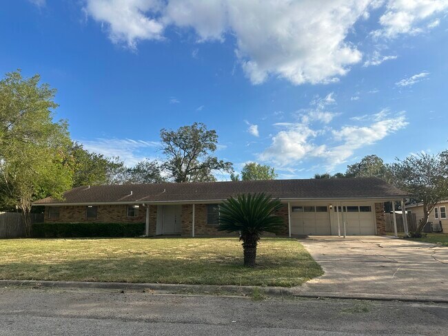 Building Photo - 711 E Locust Ave