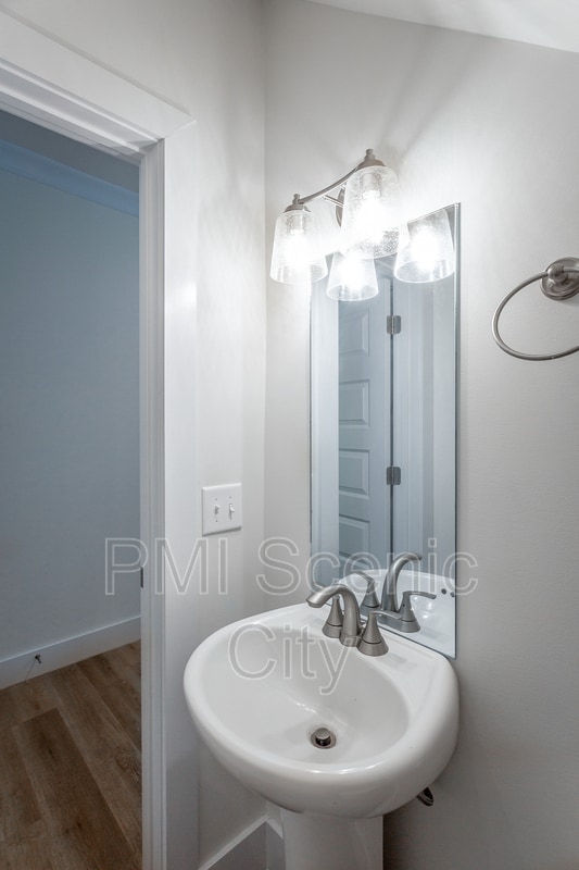 Building Photo - 1886 Young Rd SE