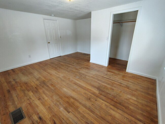 Building Photo - 1351 Leonard Ave