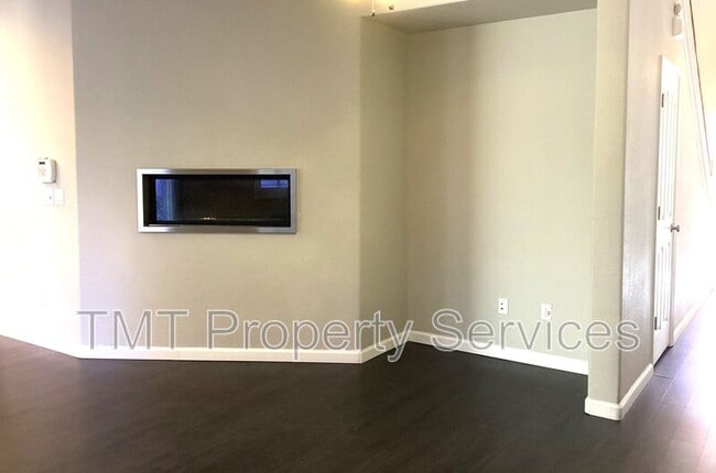 Building Photo - 530 Candela Cir