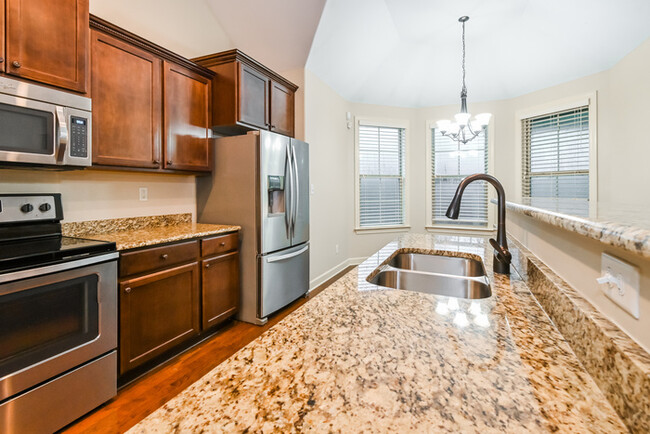 Building Photo - Stunning Brick Home in Oakland, TN