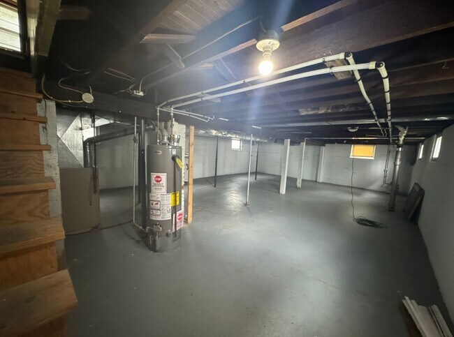 Building Photo - Large Augustana Rental Home