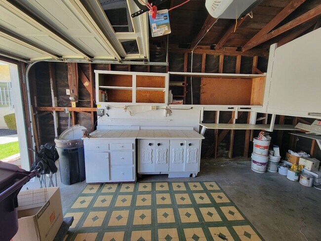 Building Photo - SPACIOUS 3BD/2BA WITH GARAGE, LAUNDRY AND ...