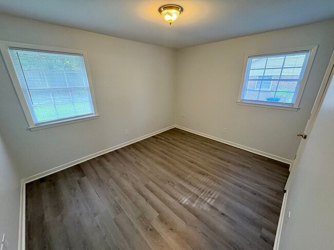 Building Photo - 2 Bedroom, 1 Bath Duplex Located in the Ce...