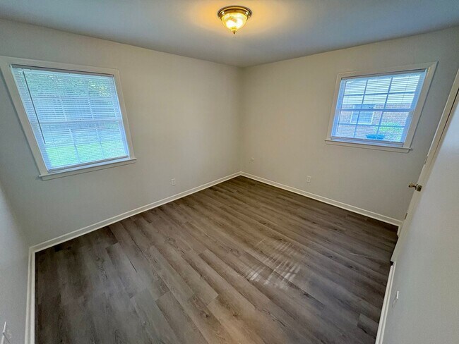 Building Photo - Pet Friendly 2 Bedroom, 1 Bath Duplex Located in the Center of Wilmington