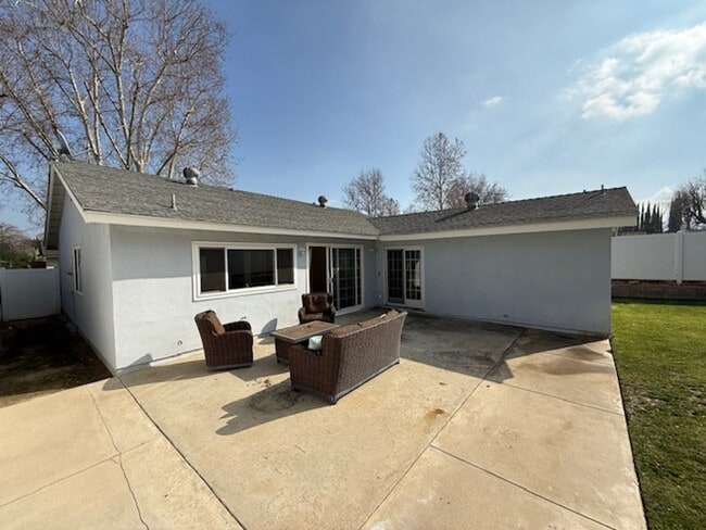 Building Photo - Charming Single-Story 3-Bedroom Home in Newhall!