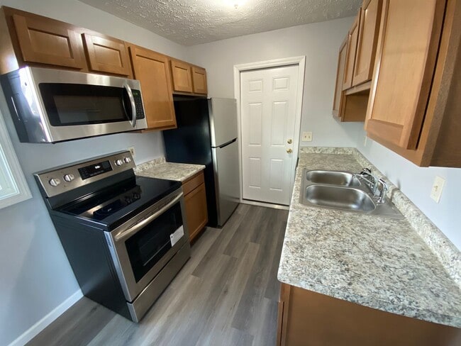 Building Photo - Remodeled 3 Bedroom Townhome