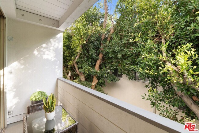 Building Photo - 429 N Oakhurst Dr