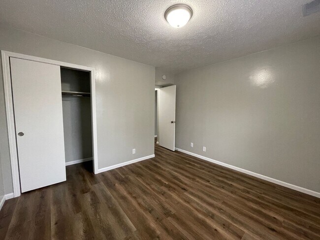 Building Photo - 1606-6