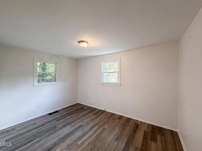 Building Photo - 416 Robin Hood Dr