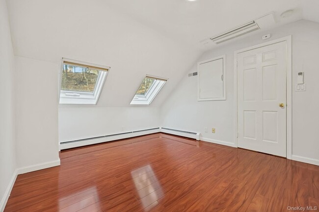 Building Photo - 11 Pondview Cl