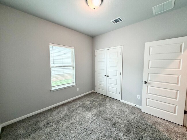 Building Photo - 3 bedroom, 2 bath home for lease