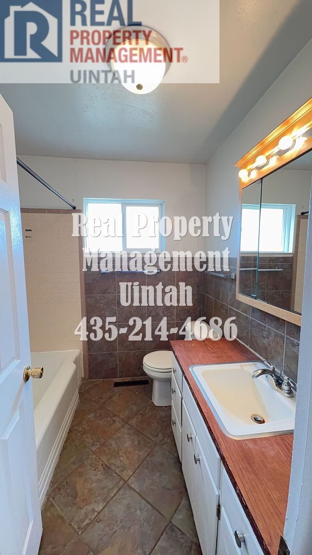 Building Photo - One level living with 4 bedrooms, 2 bathro...