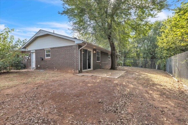 Building Photo - 1611 Briarcliff Ct