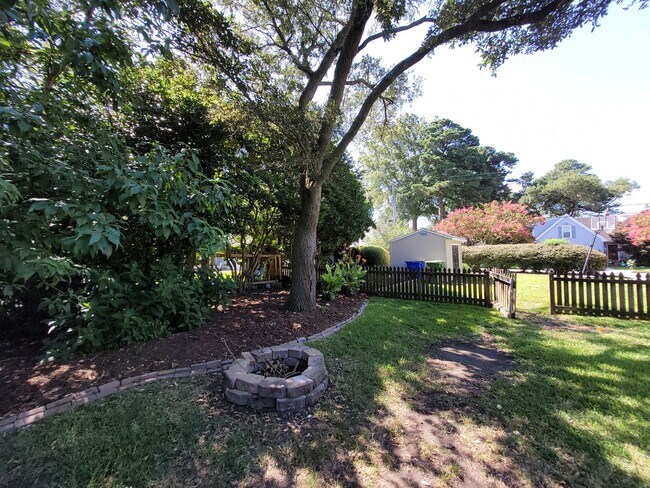 Building Photo - LARCHMONT