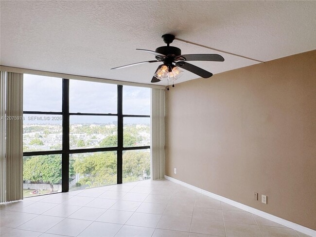 Building Photo - 800 Parkview Dr
