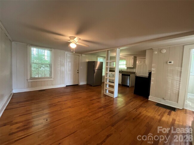 Building Photo - 403 Green St